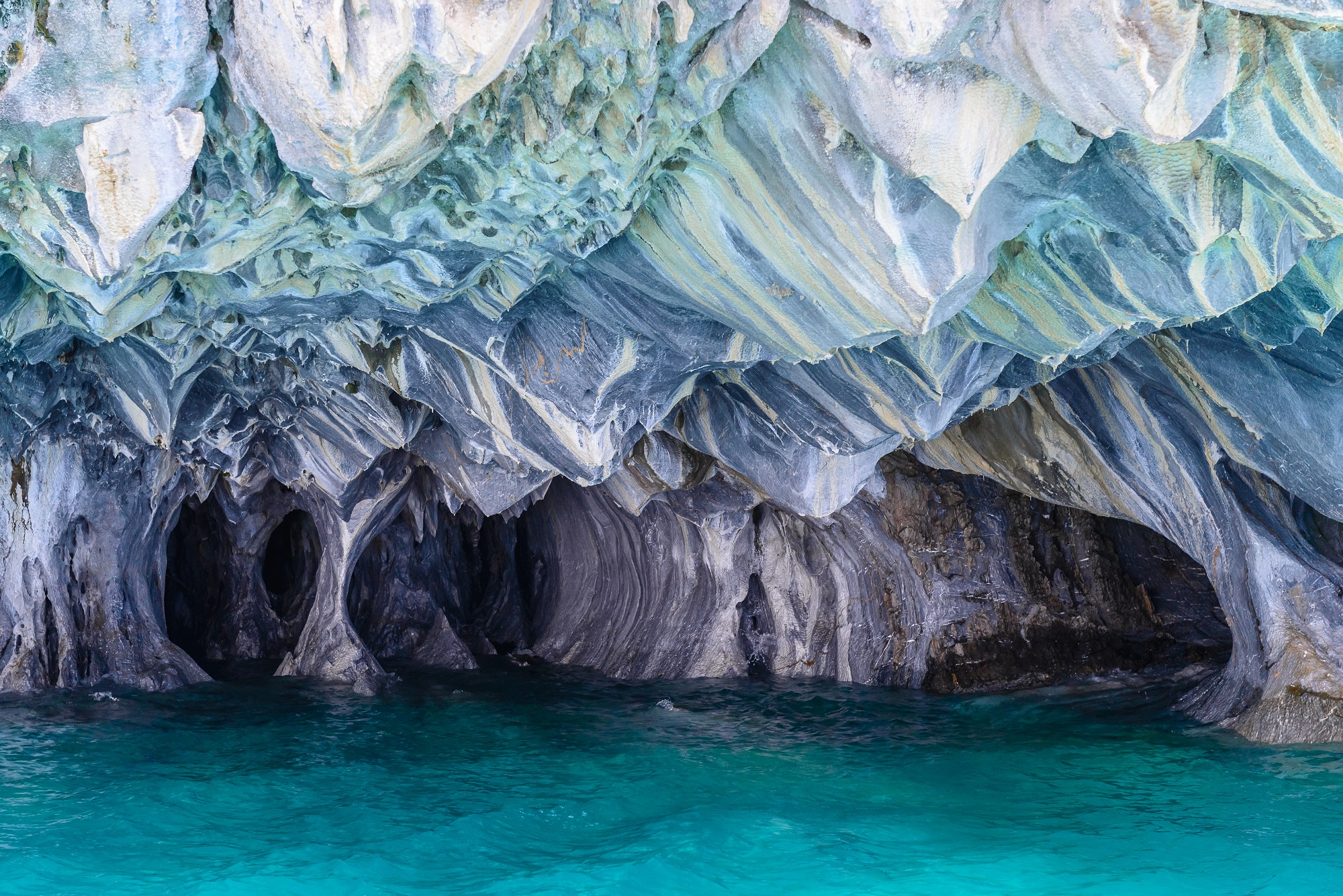 Удивительные места нашей планеты. Мраморные пещеры Патагонии Чили. Мраморные пещеры Чиле-Чико. Мраморные пещеры в Чили Чико. Озеро Хенераль Каррера.