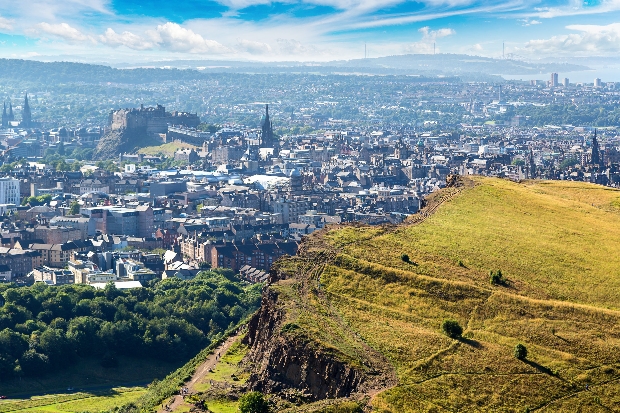 Открывающимся с холма на. Трон короля Артура Эдинбург. Шотландия столица Эдинбург. Эдинбург сверху. Артурс сит Эдинбург.