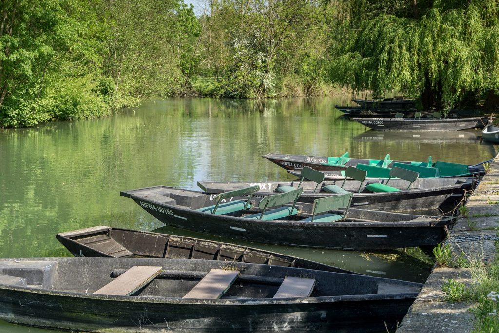 This image has an empty alt attribute; its file name is 1620px-Marais-poitevin_boats-1024x683.jpg