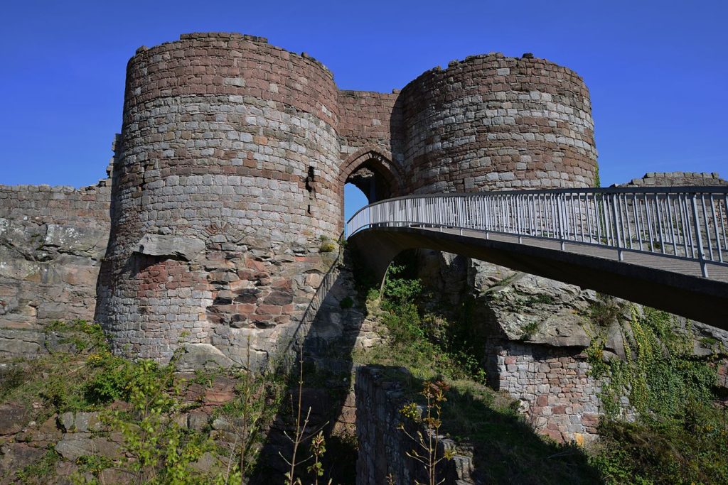 Beeston Castle, Cheshire, HARTLEPOOLMARINA2014, Wikimedia Commons