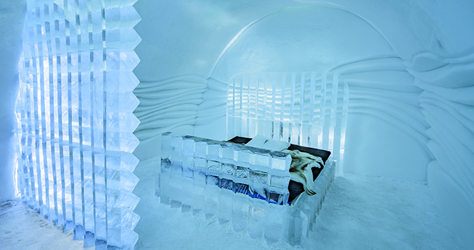 This image has an empty alt attribute; its file name is Icehotel-Art_Suite_Northern-lights_RagnarTHSigurdsson_DiscoverTheWorld.jpeg