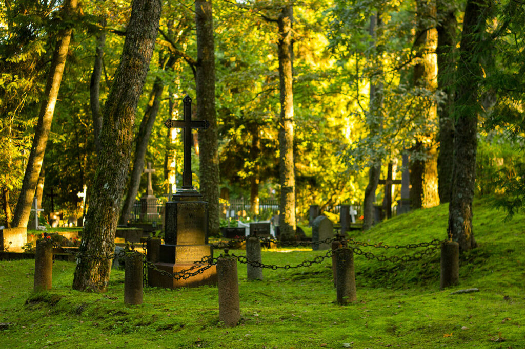 This image has an empty alt attribute; its file name is Alavi_Cemetery_Parnu_Estonia_Aiver_Oja_Wikimedia_Commons-1024x682.jpg