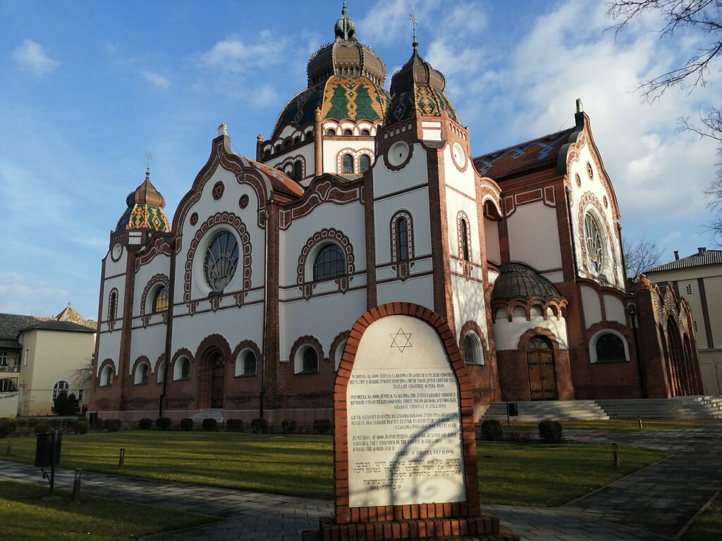 This image has an empty alt attribute; its file name is Synagogue_Subotica_Serbia_Marko_Stanojevic_Wikimedia_Commons-1024x768.jpg