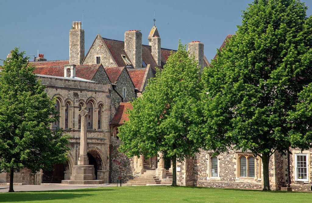 This image has an empty alt attribute; its file name is Kings_School_canterbury_Kent_England_Peter-K-Burian_Wikimedia_Commons-1024x665.jpg