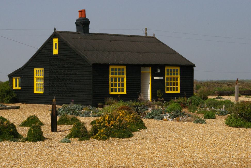 This image has an empty alt attribute; its file name is Prospect_Cottage_Dungeness_Kent_England_Christopher_Hilton_Wikimedia_Commons.jpg