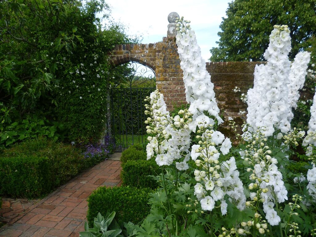 This image has an empty alt attribute; its file name is The_White_Garden_Sissinghurst_Kent_England_Marathon_Wikimedia_Commons-1024x768.jpg