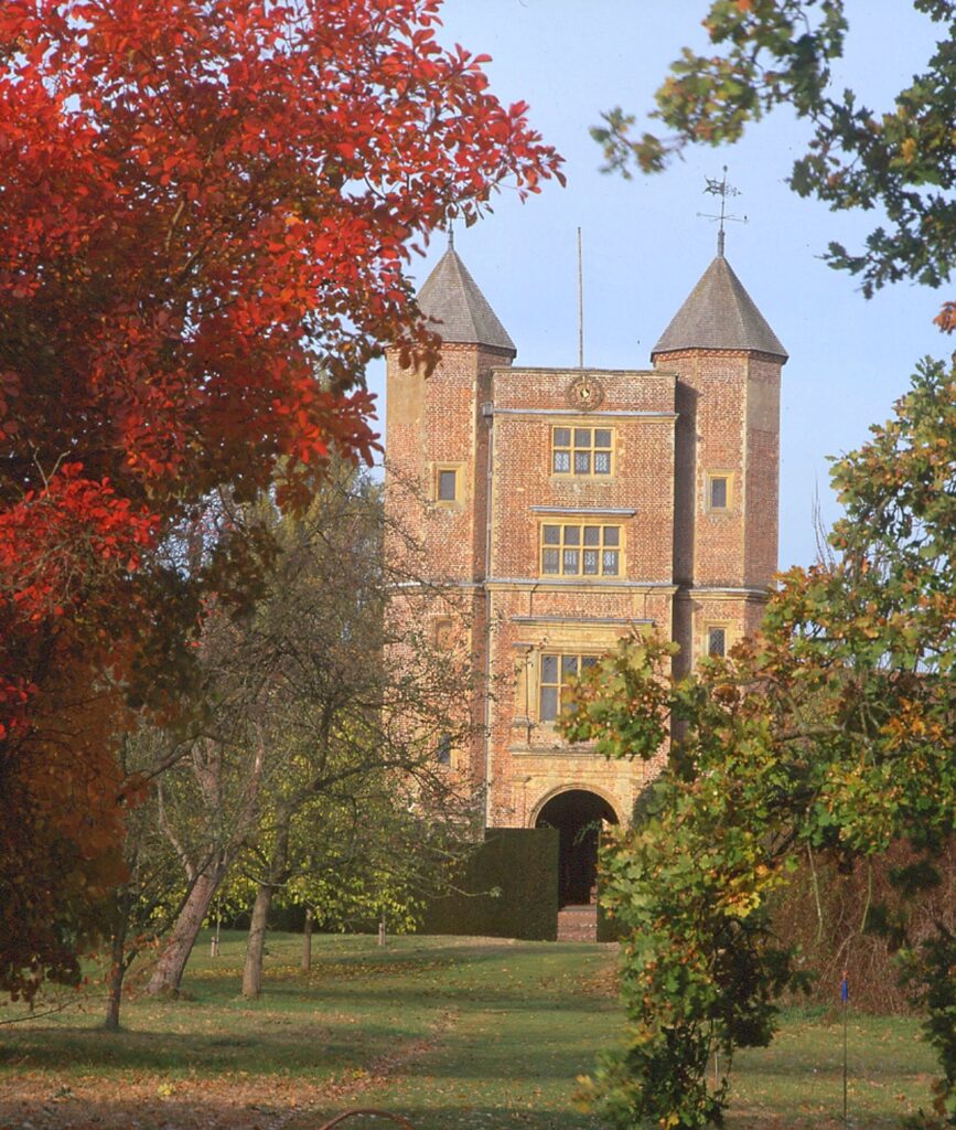 This image has an empty alt attribute; its file name is rsz_sissinghurst_castle_kent_england_visit_kent-867x1024.jpg