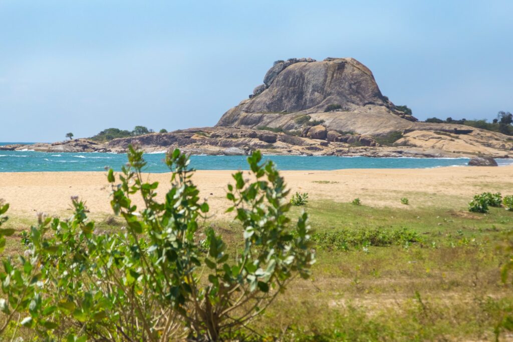 This image has an empty alt attribute; its file name is Elephant_rock_Yala_Sri_lanka_paul-prescott_Shutterstock-1024x683.jpg