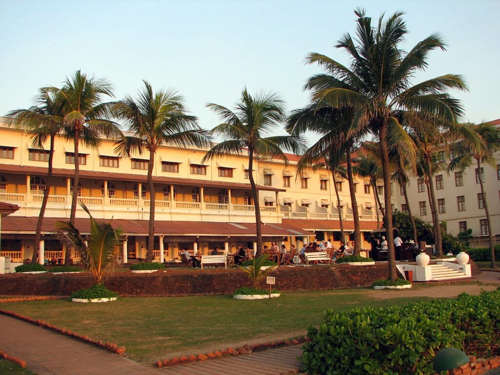 This image has an empty alt attribute; its file name is Galle_Face_Hotel_Colombo_Bernard_Gagnon_Wikimedia_Commons-1024x768.jpg
