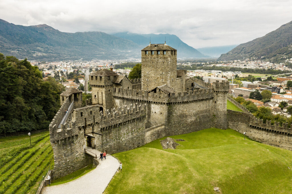 This image has an empty alt attribute; its file name is Castelle_di_Montebello_Bellinzona_Nicola-Furer_Switzerland_Tourism-1024x682.jpg