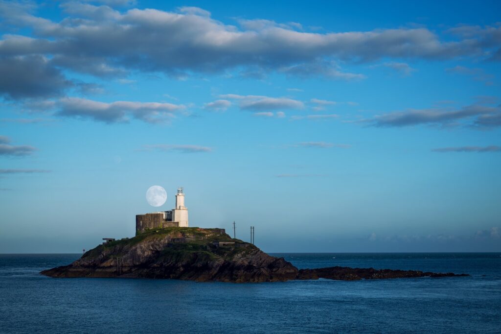 This image has an empty alt attribute; its file name is mumbles_lighthouse_south_wales_steved_np3_shutterstock-1024x682.jpg