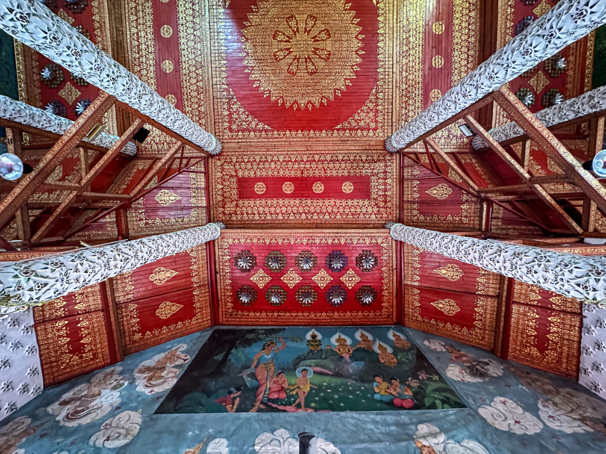 Phrae-Thailand-Wat-Phratat-Cho-Hae-interior