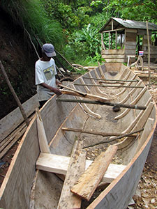 Canoe builder in Kalinago © Paul Crask