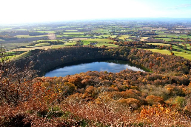 Gormire_Lake_from_the_Cleveland_Way,_near_Whitestonecliffe, Paul Buckingham, georgraph.co.uk/Wikimedia Commons.