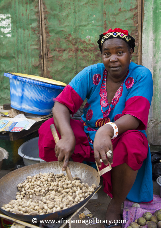 Food seller, Albert Market, Banjul, The Gambia by Ariadne Van Zandbergen, www.africaimagelibrary.com