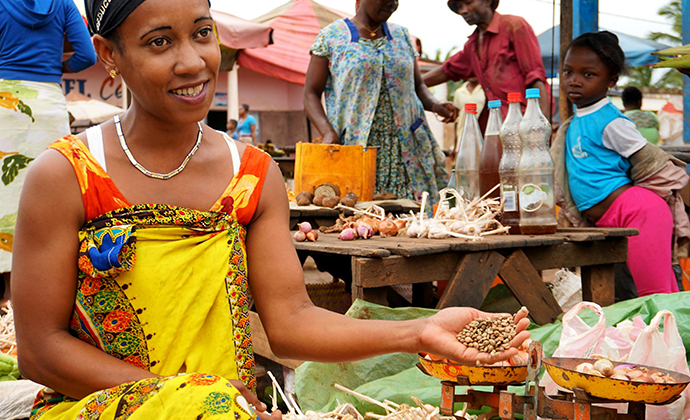 Coffee market Anivorano Nord Madagascar by Nicole Motteux