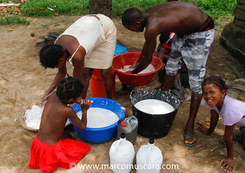 Coconut palm oil process on Sundy beach in São Tomé and Príncipe by Marco Muscarà, www.marcomuscara.com