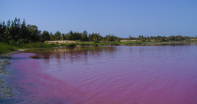 Lac Rose Senegal Africa © Arnault, Wikimedia Commons most spectacular lakes in the world