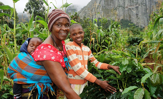 Smallholder coffee farmers Honde Valley Zimbabwe by Nicole Motteux