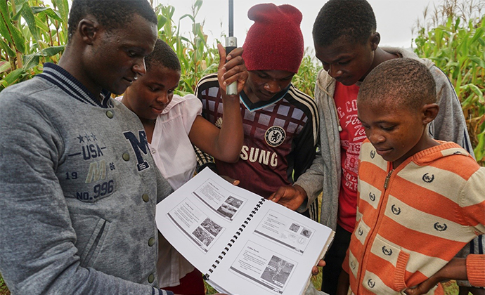 Training farmers Honder Valley Zimbabwe by Nicole Motteux