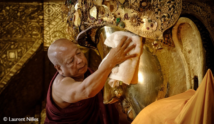 Mandalay Myanmar by Laurent Nilles 