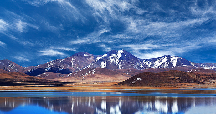 Peiku Lake Shigatse Prefecture Tibet China by Zzvet, Shutterstock