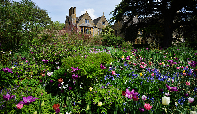 Hidcote Manor Cotswolds England UK by HARTLEPOOLMARINA2014, Wikimedia Commons