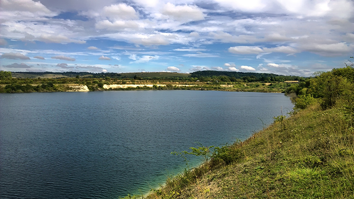 College Lake Nature Reserve chilterns by Timo Newton-Syms, Wikimedia Commons