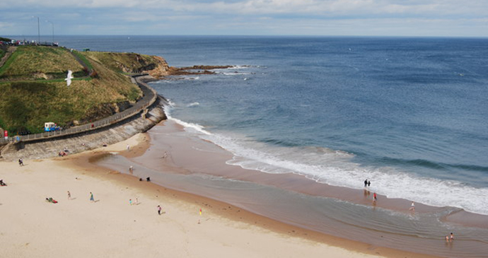 Tynemouth beach, Northumberland, UK by Hayley Green, Wikimedia Commons