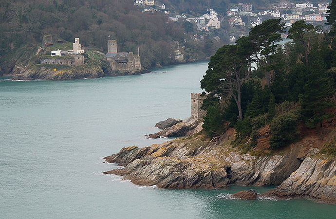 Twin castles, Dartmouth and Kingswear, Dart Estuary, South Devon by Nilfanion, Wikimedia Commons