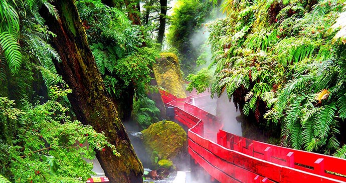 Termas de Geometricas Pucon Peru by Cristofer Wikimedia Commons