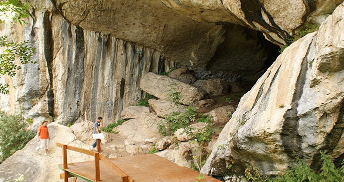 Pëllumbasi Cave, Albania by Albinfo, Wikimedia Commons