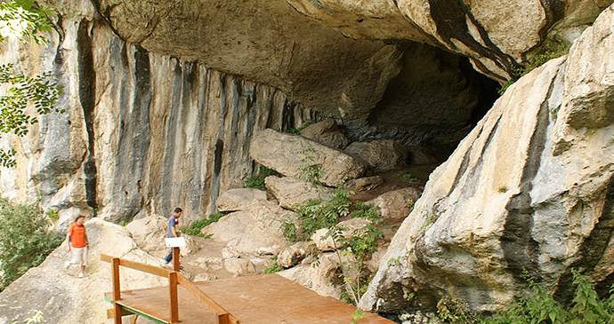 Pëllumbasi Cave by Albinfo, Wikimedia Commons