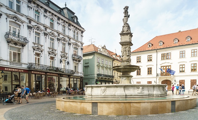 Roland Fountain Four Peeing Boys Bratislava Slovakia by Radler59, Wikimedia Commons