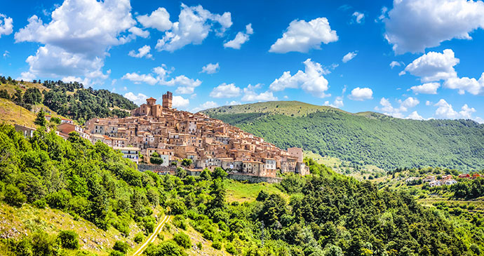 Castel del Monte, Gran Sasso e Monti della Laga National Park, L'Aquila, Abruzzo, Italy, minnystock/dreamstime.
