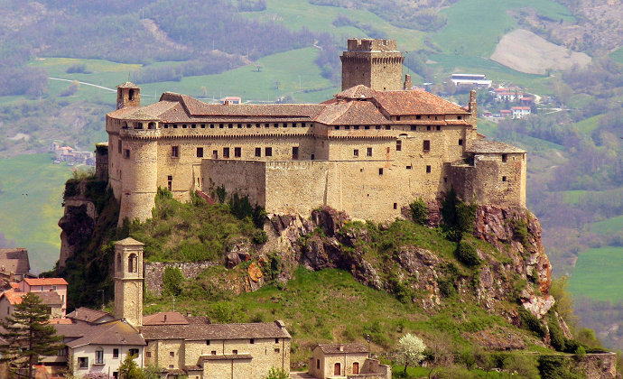 Castello di Bardi Emilia-Romagna Italy by CC-BY-SA Filippo Aneli