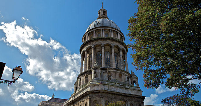 Boulogne Vieille Ville France by www.pas-de-calais-tourisme.com