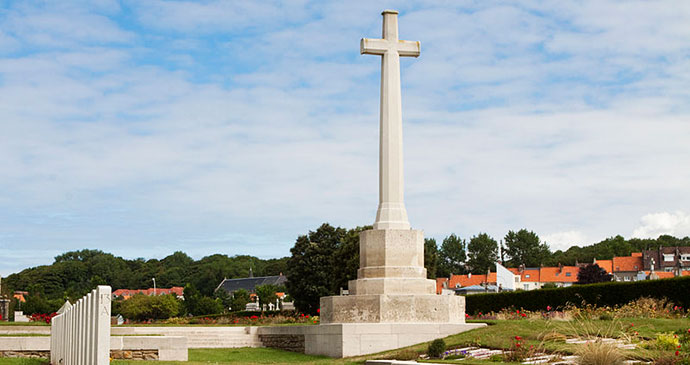 Boulogne Eastern Cemetery Nord-Pas de Calais France by Wernervc Wikimedia Commons