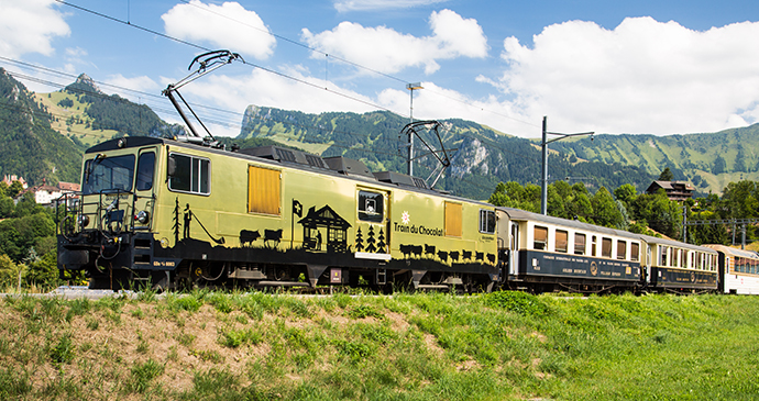 Chocolate Train Montreux by Norio Nakayama Wikimedia Commons 