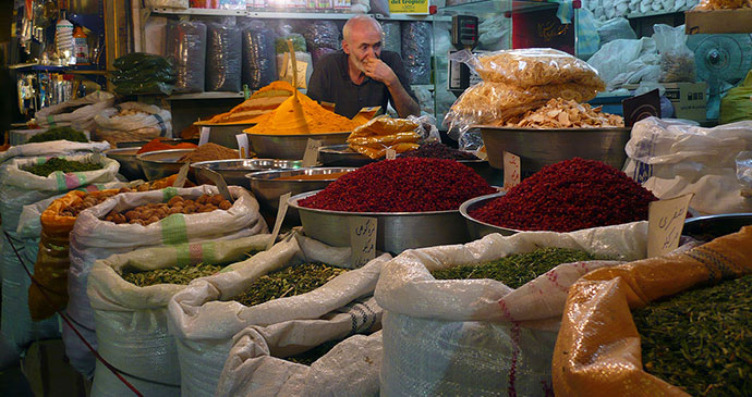 Spice seller Esfahan bazaar Iran by Mohammad Jhiantash Wikimedia Commons