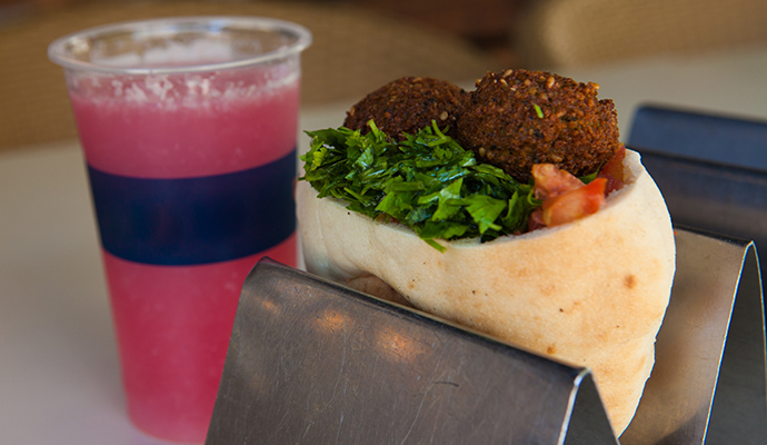 Falafel takeaway Tel Aviv Israel by © Dana Friedlander, IMOT