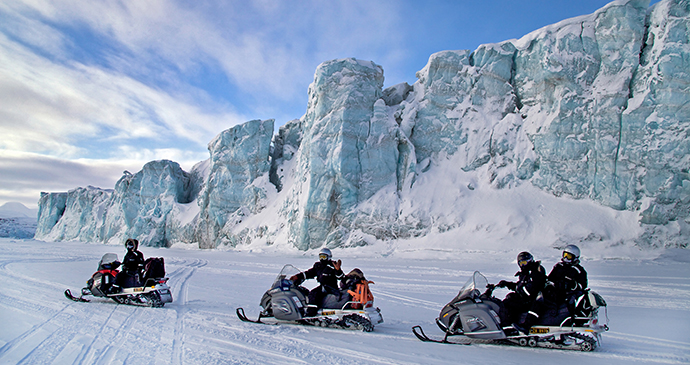 Snowmobiles, Longyearbyen, Svalbard by Marcela Cardenas, www.nordnorge.com