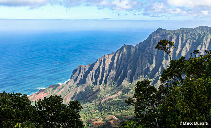 Na Pali Kaua'i Hawaii by Marco MuscarĂ